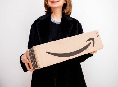 Amazon Prime koli karton kutu tutan gülümseyen kadın