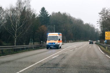 Bir yağmurlu günde Deutsches Rotes Kreuz ambulans 