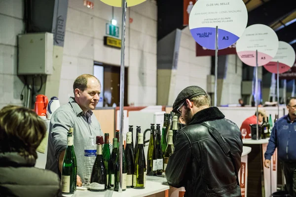 Гості дегустації і покупки французького вина в indep виноробів — стокове фото