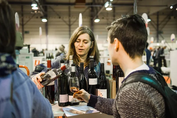 Verter vino en el vino francés en el Vignerons independiente — Foto de Stock