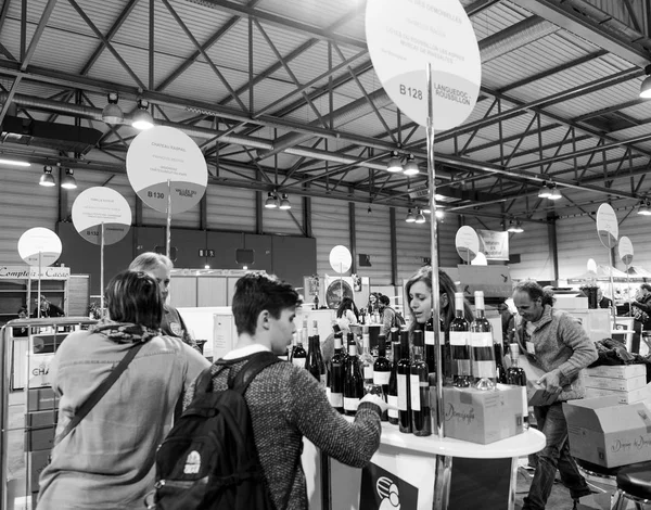 Clientes degustación y compra de vino francés en el Vignerons indep —  Fotos de Stock