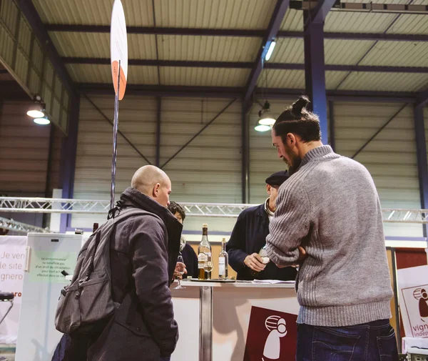 Clientes degustação e compra de vinho francês no Vignerons indep — Fotografia de Stock