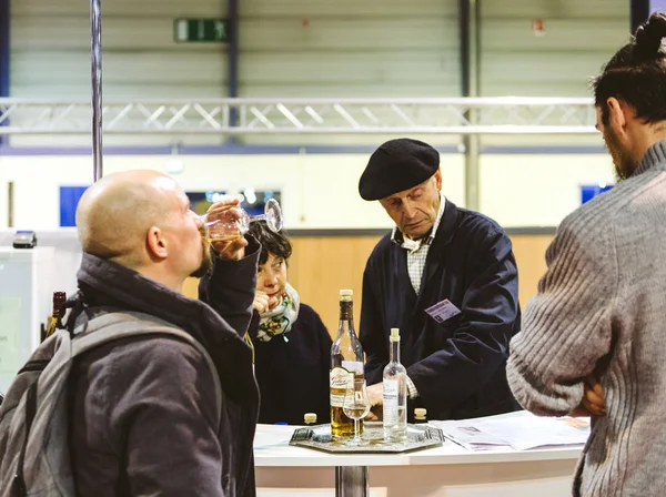  Tatma ve Vignerons indep adlı Fransız şarap satın müşteriler