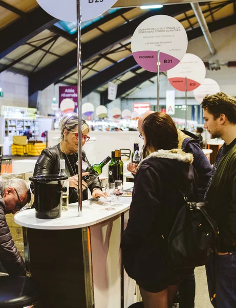 Clientes degustación y compra de vino francés en el Vignerons indep — Foto de Stock