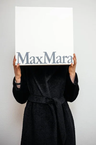 Шумная элегантная модница с итальянским кардиганом Max Mara — стоковое фото