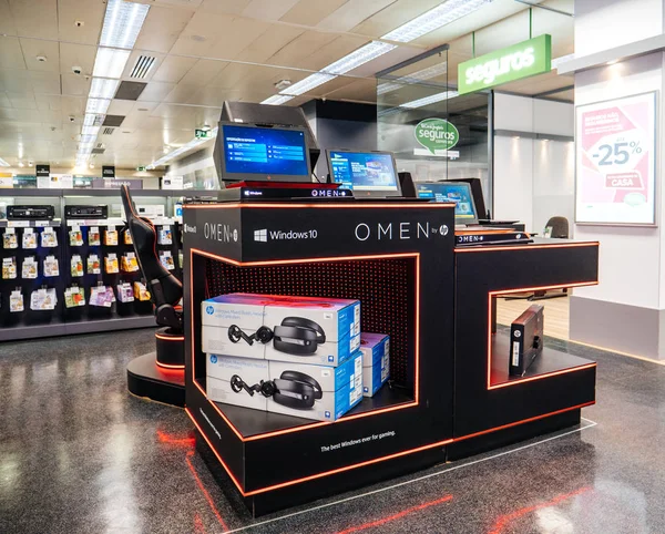 Komputera Pc Lenovo stand wewnątrz El Corte ingles działu st — Zdjęcie stockowe