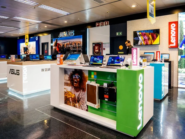 Komputera Pc Lenovo stand wewnątrz El Corte ingles działu st — Zdjęcie stockowe