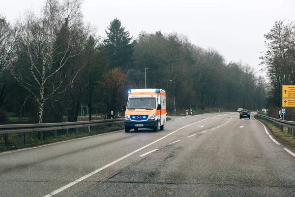 Bir yağmurlu günde Deutsches Rotes Kreuz ambulans 