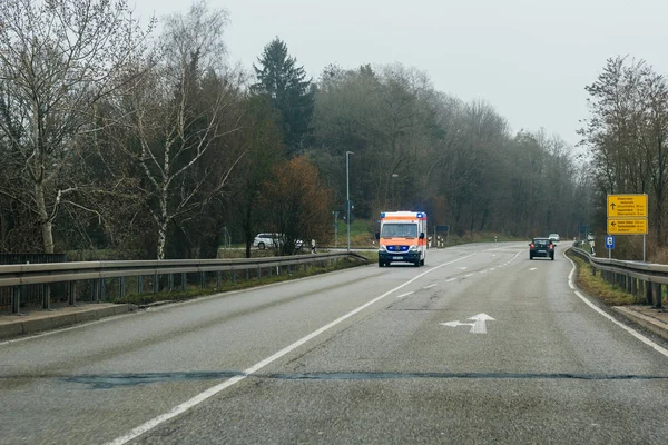 Deutsches Rotes Kreuz ambulance op een regenachtige dag — Stockfoto