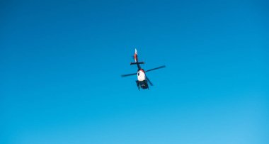 Aşağıdan görünümünü kurtarma Drf Luftrettung c uçan helikopter