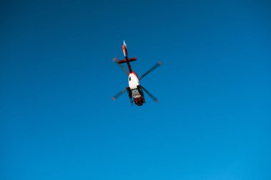 Aşağıdan görünümünü kurtarma Drf Luftrettung c uçan helikopter
