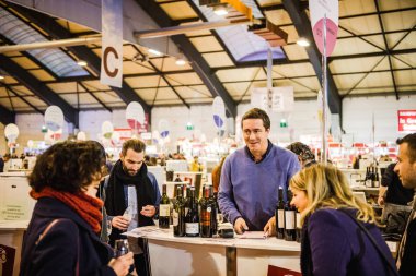 Vignerons bağımsız, müşterilere satış şarap 