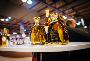  Tatma ve Vignerons indep adlı Fransız şarap satın müşteriler