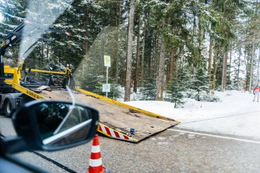 Adac Almanya sokak kara ormandan gelen çekici kırışık 