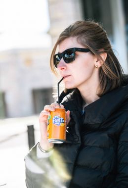 Saman ile içme soda olabilir zarif şık kadın Fanta