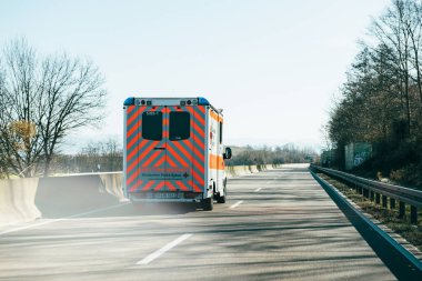 Deutsches Rotes Kreuz ambulans Alman kırsal yolda