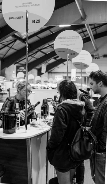 Klanten proeven en kopen van Franse wijn in de Vignerons indep — Stockfoto