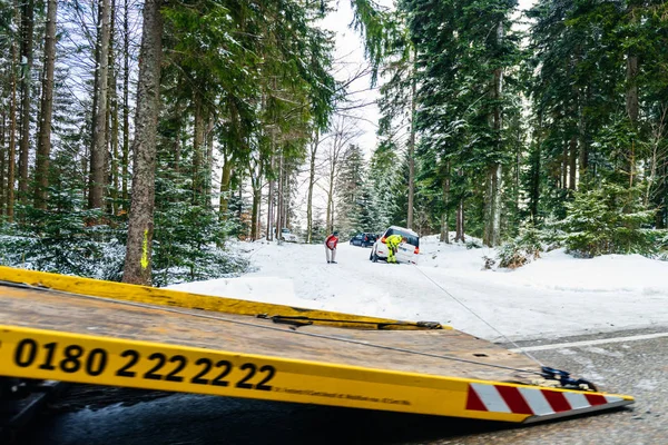 Έλκει φορτηγό άτομα κίτρινη ασφάλεια χειμώνα — Φωτογραφία Αρχείου