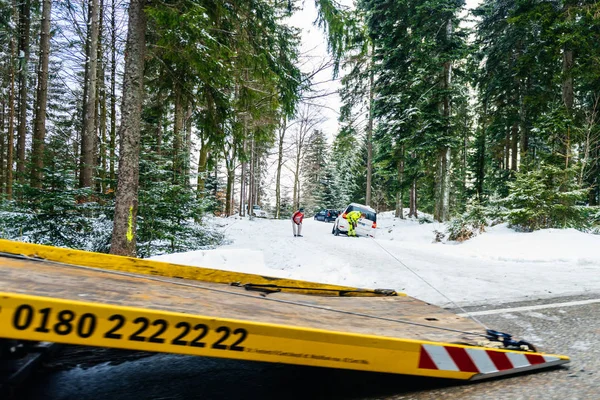 Tow truck people yellow safety winter — Stock Photo, Image