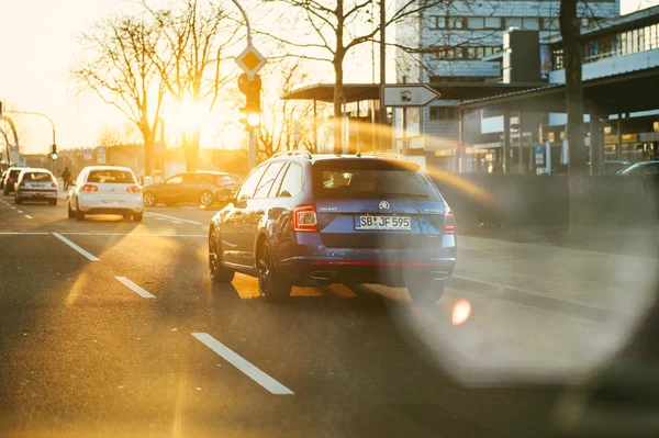Bonito Skoda Octavia em carro de vagão de cor azul ao pôr do sol alemão — Fotografia de Stock