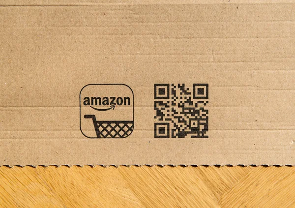 Amazon Prime karton doboz látható felülről emelet otthon — Stock Fotó