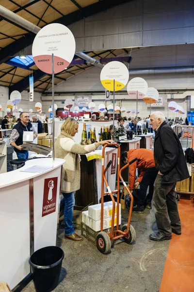 Dégustation et achat de vins français au Vignerons Indep — Photo