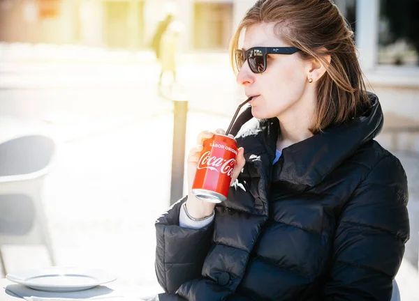 Elegante modieuze vrouw frisdrankblikje met rietje drinken Cola — Stockfoto