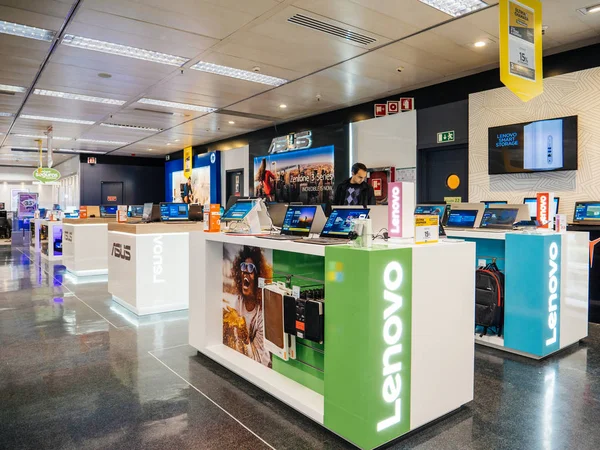 Komputera Pc Lenovo stand wewnątrz El Corte ingles działu st — Zdjęcie stockowe