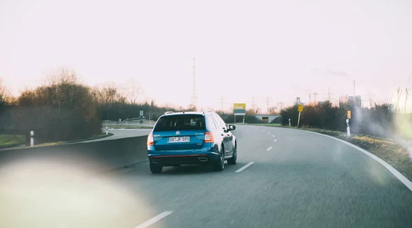 Mooie Skoda Octavia in blauwe kleur wagon auto autobahn — Stockfoto