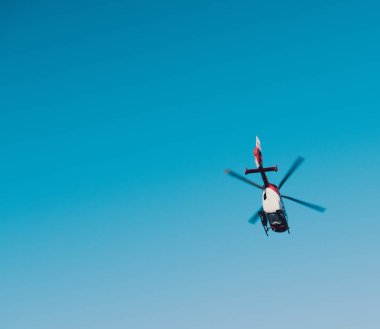 Aşağıdan görünümünü kurtarma Drf Luftrettung c uçan helikopter
