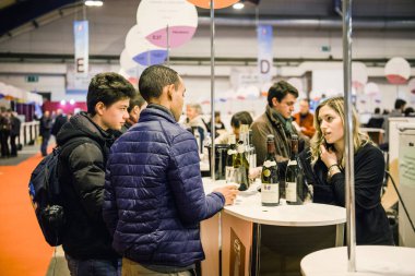  Tatma ve Vignerons indep adlı Fransız şarap satın müşteriler