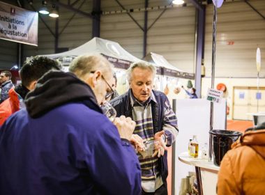  Tatma ve Vignerons indep adlı Fransız şarap satın müşteriler