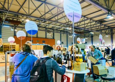  Tatma ve Vignerons indep adlı Fransız şarap satın müşteriler