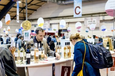  Tatma ve Vignerons indep adlı Fransız şarap satın müşteriler