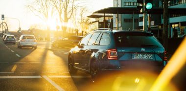 Mavi renk araba arabada günbatımı Alman güzel Skoda Octavia
