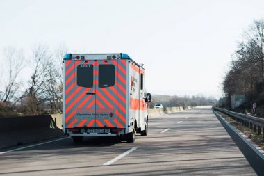 Deutsches Rotes Kreuz ambulans Alman kırsal yolda
