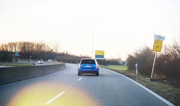 Vackra Skoda Octavia i blå färg vagn bil autobahn — Stockfoto