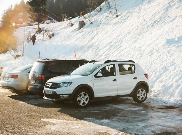 White Dacia Stepway Automóviles en estacionamiento de nieve en Alemania — Foto de Stock