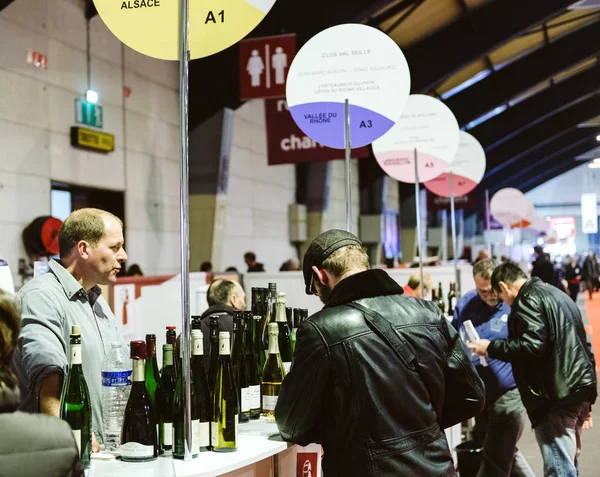 Tatma ve Vignerons indep adlı Fransız şarap satın müşteriler — Stok fotoğraf