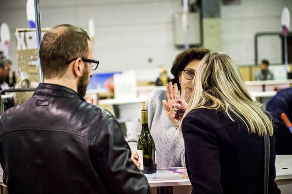 Zákazníci ochutnávku a nákup francouzské víno na Vignerons indep — Stock fotografie