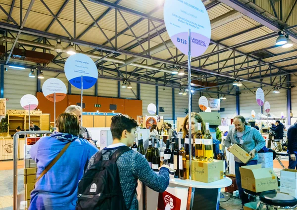 Гості дегустації і покупки французького вина в indep виноробів — стокове фото