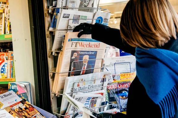 Mulher comprando para o Financial Times com Donald Trump Americ — Fotografia de Stock