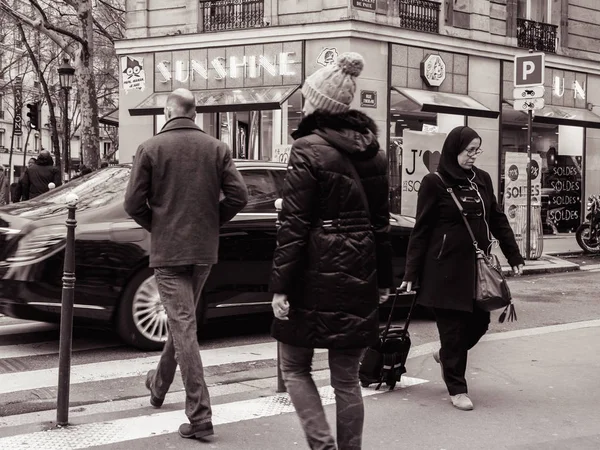 Cruzando calle francesa masculina y femenina frente a Mercedes-Ben — Foto de Stock