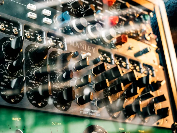 Macro close-up details of Burl Studio control audio monitor — Stock Photo, Image