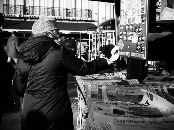 Mulher recebendo mudança no quiosque de imprensa comprar jornal — Fotografia de Stock