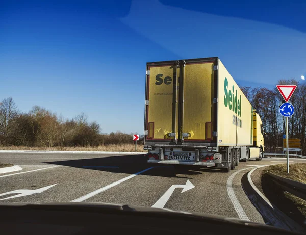 Sicht des Fahrers auf die vorausfahrende große gelbe Ampel — Stockfoto