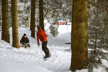 Snowboard üzerinde genç çocuk 