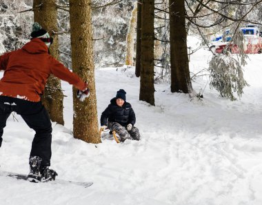 Snowboard üzerinde genç çocuk 