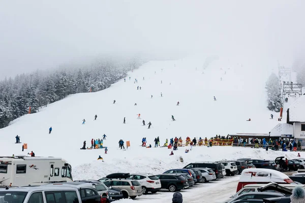 滑雪斜坡在德国与人群停车场 — 图库照片