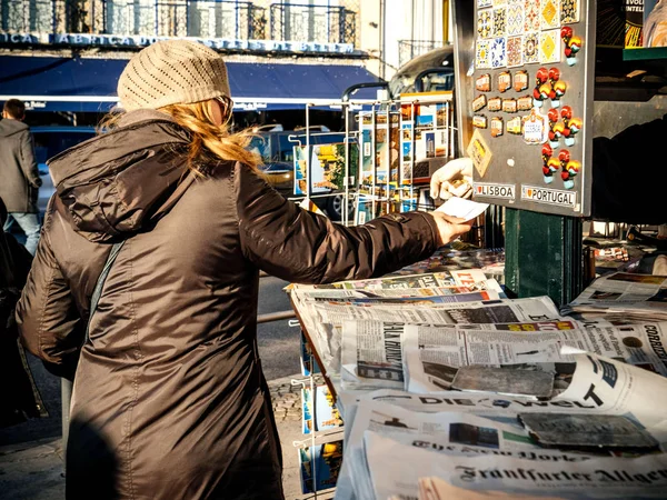 Woman receiving change at press kiosk buy newspaper — Stock Photo, Image